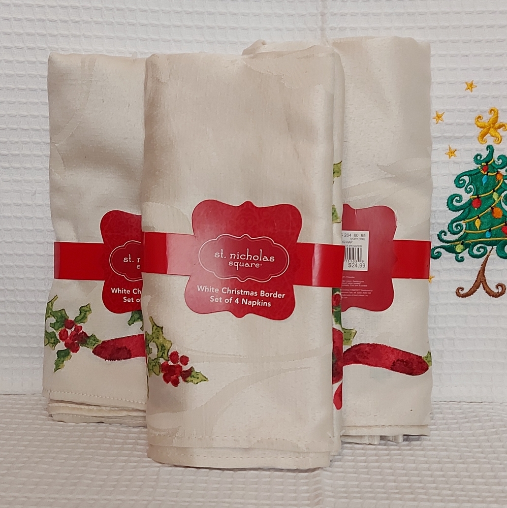 NWT St  Nicholas Square White Christmas Border Set of 4 Napkins